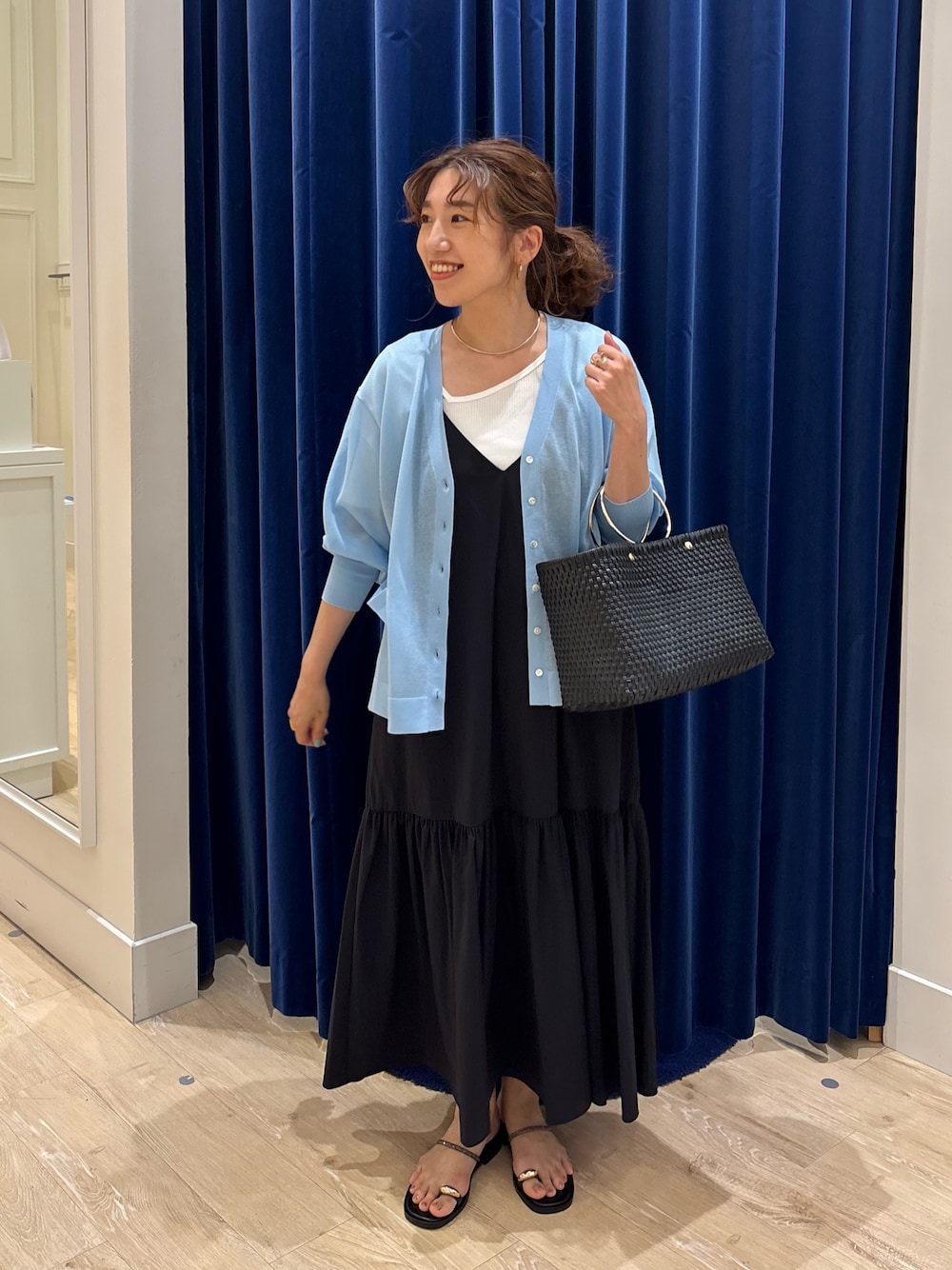 「夏コーデ、大人コーデ、オトナカジュアル、楽チンコーデ、リラックススタイル、ワンピースコーデ、キャミワンピ、オトナ女子、カラーカーディガン、カーディガン、シアー、お出かけコーデ、シンプルコーデ、きれいめカジュアル」｜「NOLLEY’Sの2WAYキャミワンピース（ワンピース、ブラック系）」を使った、nol  komatsubaraさん（レディース・159cm）の夏コーディネートの1枚目の写真