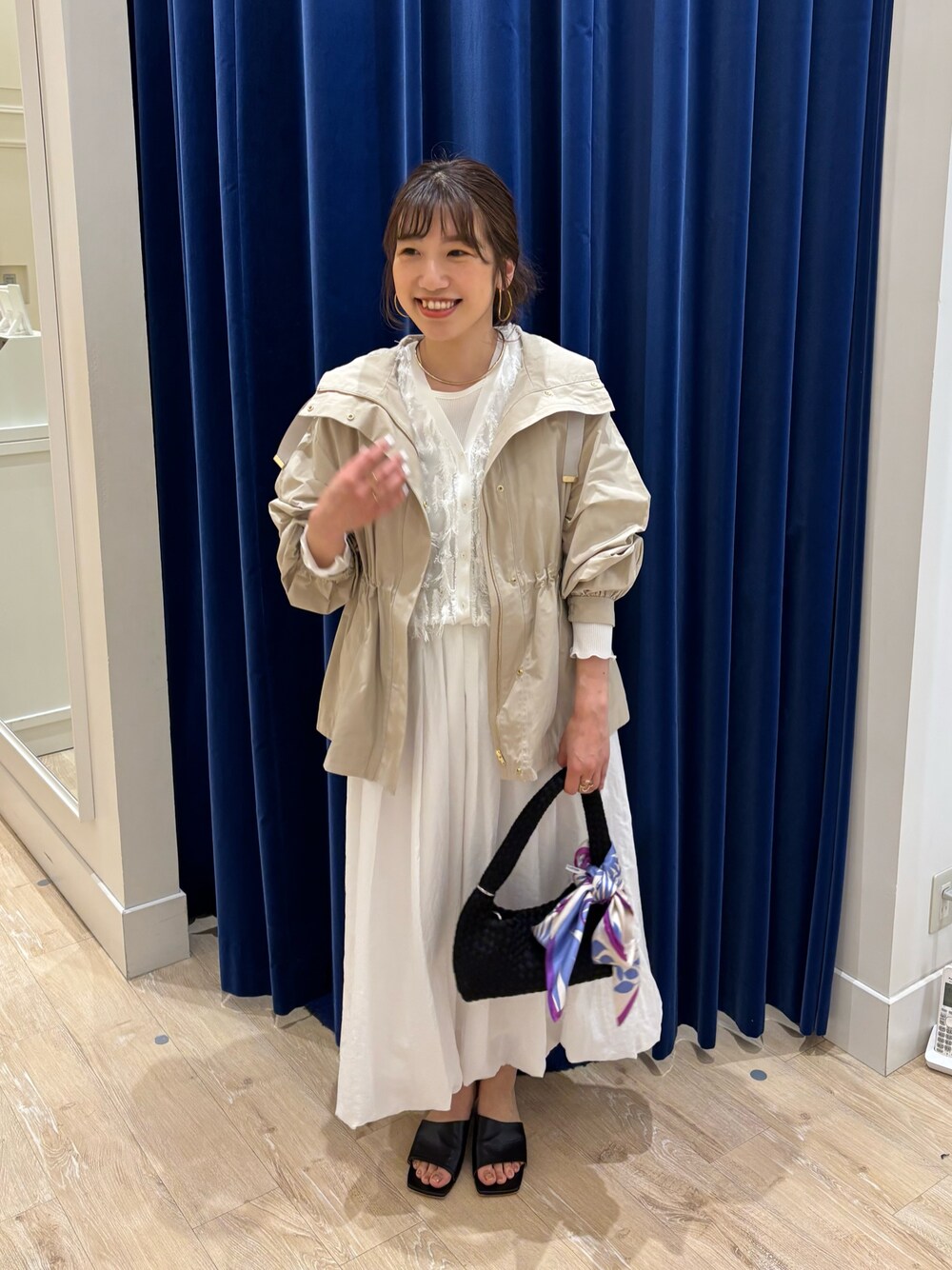 「春コーデ、春アウター、ワントーンコーデ、スカートスタイル、白、フードコート、シンプルコーデ、お出かけコーデ、休日スタイル、大人カジュアル、大人かわいい、大人女子、きれいめカジュアル、フリンジ」｜「NOLLEY’Sの【grace grace/グラスグラス】【WEB STAFF恵☆別注アイテム】プレーンチョーカー（チョーカー、ゴールド系）」を使った、nol  komatsubaraさん（レディース・159cm）の春コーディネートの1枚目の写真