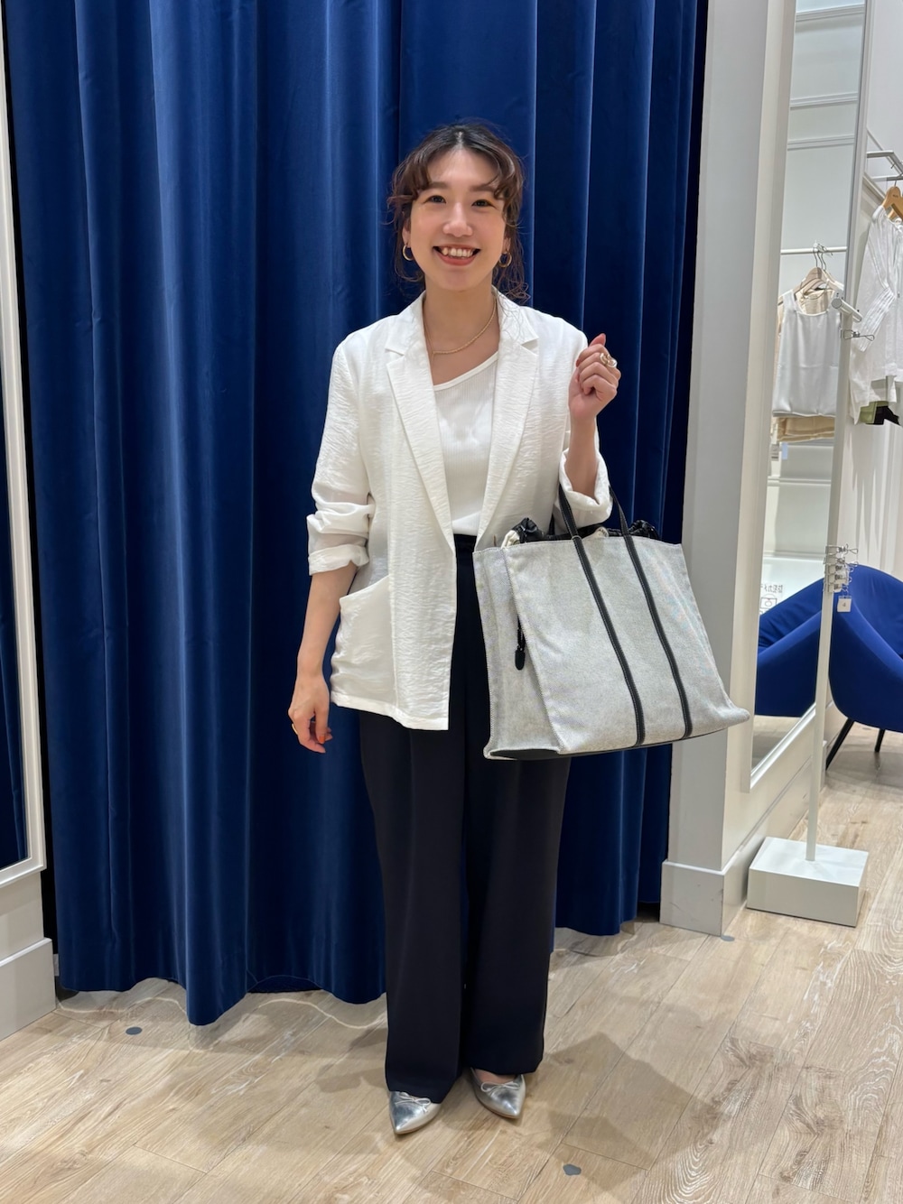 「ジャケット、ジャケットスタイル、シアージャケット、パンツスタイル、ワイドパンツ、イージーパンツ、シンプルコーデ、キレイめ、きれいめカジュアル、オフィスカジュアル、大人コーデ、大人女子、モノトーン、春夏コーデ、お出かけコーデ」｜「NOLLEY’S Sophiのウォッシャブルシアーシルクライトジャケット（テーラードジャケット、ホワイト系）」を使った、nol  komatsubaraさん（レディース・159cm）の春コーディネートの1枚目の写真
