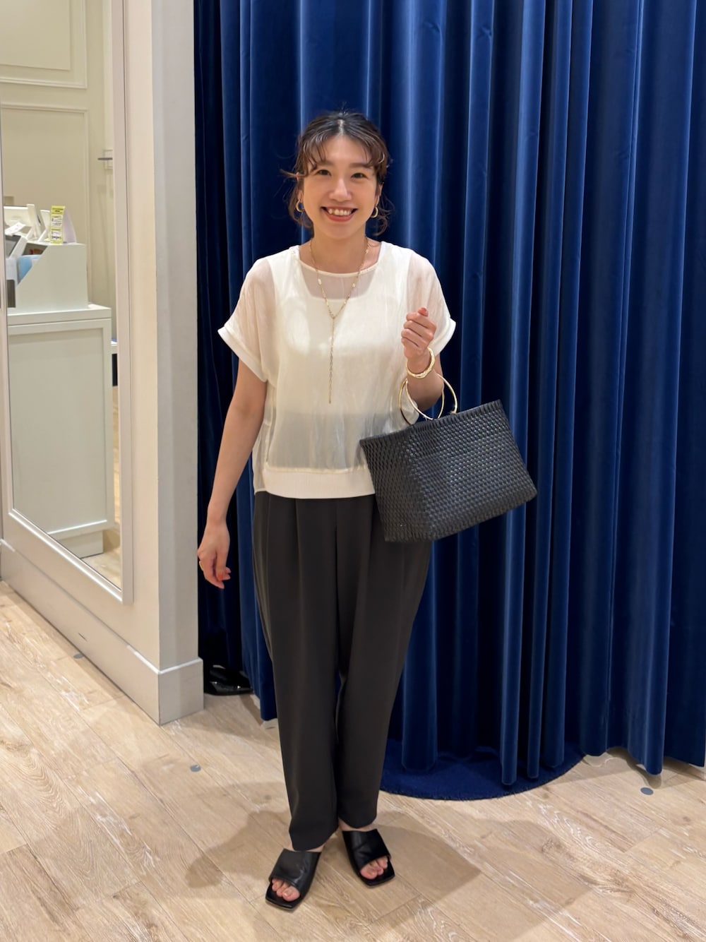 「ブラウス、シアートップス、パンツスタイル、パンツ、バレルパンツ、きれいめカジュアル、大人コーデ、大人カジュアル、大人女子、シンプルコーデ、ラクチンコーデ、お出かけコーデ」｜「NOLLEY’Sの【松葉☆別注アイテム】《セットアップ対応》エアリージョーゼットイージーバレルパンツ（その他パンツ、グレー系）」を使った、nol  komatsubaraさん（レディース・159cm）の春コーディネートの1枚目の写真
