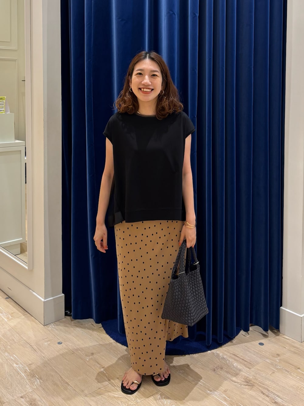 「カットソー、チュール、スカート、スカートスタイル、ナロースカート、ドット、シンプルコーデ、大人カジュアル、大人女子、大人かわいい、お出かけコーデ、サンダル、夏コーデ、晩夏、休日スタイル」｜「NOLLEY’Sの後ろチュール切り替えフレンチスリーブカットソー（Tシャツ/カットソー、ブラック系）」を使った、nol  komatsubaraさん（レディース・159cm）の夏コーディネートの1枚目の写真