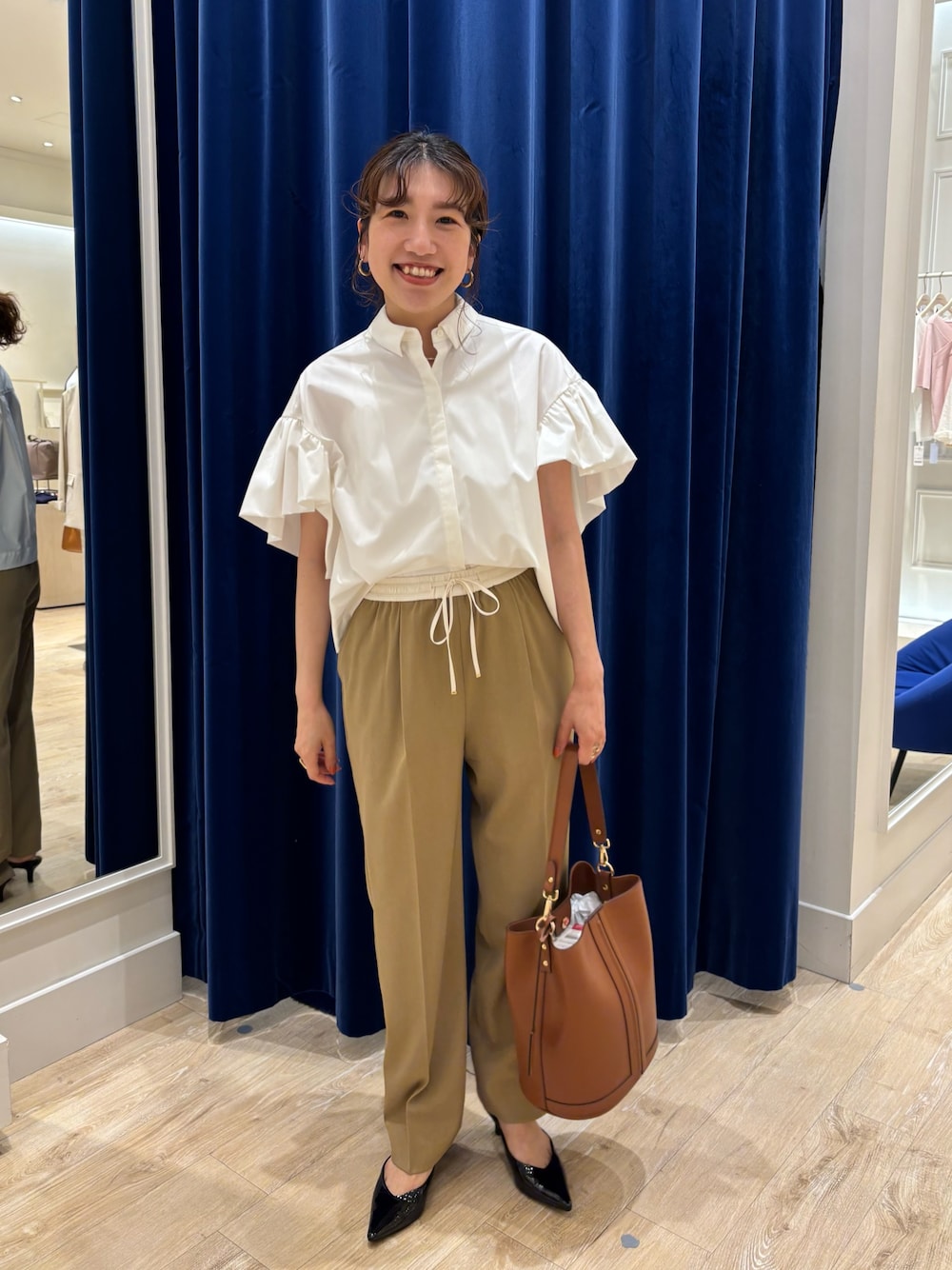 「シャツスタイル、シャツ、袖フリル、パンツスタイル、ワイドパンツ、シンプルコーデ、キレイめ、オフィスカジュアル、オンオフ兼用、大人女子、大人かわいい、初夏コーデ、お出かけコーデ」｜「GIANNI NOTAROの【GIANNI NOTARO/ジャンニノターロ】ワンハンドルパネルバッグ（ショルダーバッグ、ブラウン系）」を使った、nol  komatsubaraさん（レディース・159cm）の春コーディネートの1枚目の写真