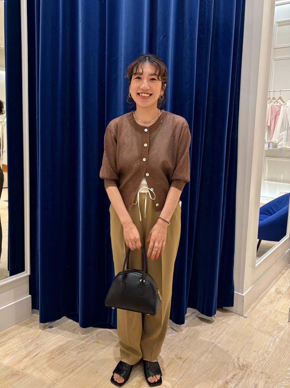 「カーディガン、カーディガンコーデ、メッシュ、ブラウン、イージーパンツ、配色、パンツスタイル、シンプルコーデ、きれいめカジュアル、ワントーンコーデ、オンオフ兼用、春夏コーデ」｜「NOLLEY’Sのウォッシャブルウエスト配色イージーパンツ（その他パンツ、イエロー系）」を使った、nol  komatsubaraさん（レディース・159cm）の春コーディネートの1枚目の写真