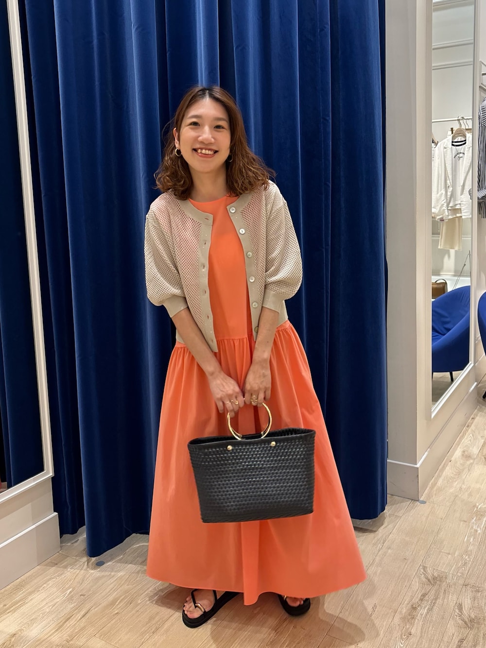 「ワンピース、ワンピーススタイル、カーディガン、メッシュ、カラーワンピース、シンプルコーデ、休日スタイル、お出かけコーデ、大人カジュアル、大人女子、大人かわいい、きれいめカジュアル、ラクチンコーデ、夏コーデ」｜「NOLLEY’Sの撥水ストレッチタフタギャザーワンピース（ワンピース、オレンジ系）」を使った、nol  komatsubaraさん（レディース・159cm）の夏コーディネートの1枚目の写真