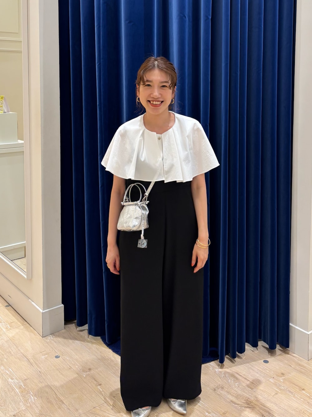 「オールインワン、フリルトップス、シンプルコーデ、オトナカジュアル、オトナ女子、大人かわいい、お出かけコーデ、モノトーン、楽チンコーデ、シルバーバッグ、春夏コーデ、甘めカジュアル」｜「Rie Millerの《セットアップ対応》【PR林☆別注アイテム】ウォッシャブルエアーシャークオールインワン（つなぎ/オールインワン、ブラック系）」を使った、nol  komatsubaraさん（レディース・159cm）の夏コーディネートの1枚目の写真