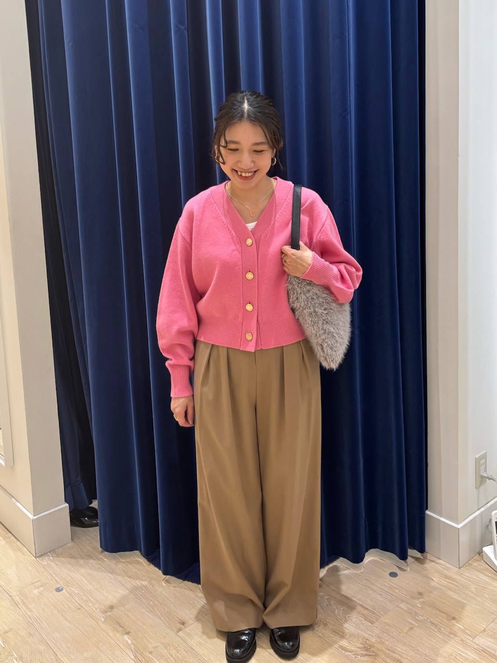 イエロー系のその他パンツ、ピンク系のカーディガン/ボレロ、ベージュ系のショルダーバッグを着用したレディースの秋コーディネートの1枚目の写真