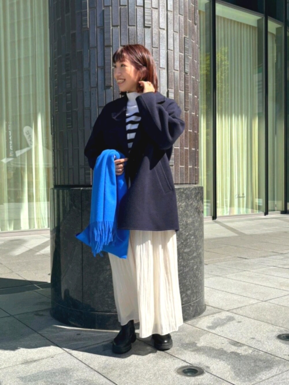 「シンプルコーデ、お出かけコーデ、ラクチンコーデ、大人女子、ロングスカート、スカート、ニット、ボーダー、ハイネック、ストール、きれいめカジュアル、甘めカジュアルコーデ、アウター、チェスターコート、ミドル丈コート」｜「NOLLEY’Sのブライト割繊プリーツスカート（スカート、ホワイト系）」を使った、nol  komatsubaraさん（レディース・159cm）の秋コーディネートの1枚目の写真