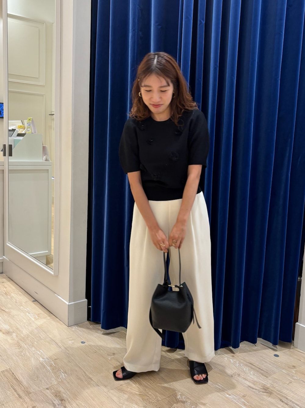 「パンツスタイル、ワイドパンツ、イージーパンツ、ニット、着映えニット、フラワーモチーフ、モノトーンコーデ、モノトーン、シンプルコーデ、オトナ女子、大人コーデ、大人かわいい、キレイめ、お出かけコーデ」｜「NOLLEY’S Sophiの《手洗い可能》チュールフラワー付きフォルムプルオーバーニット（ニット/セーター、ブラック系）」を使った、nol  komatsubaraさん（レディース・159cm）の夏コーディネートの1枚目の写真