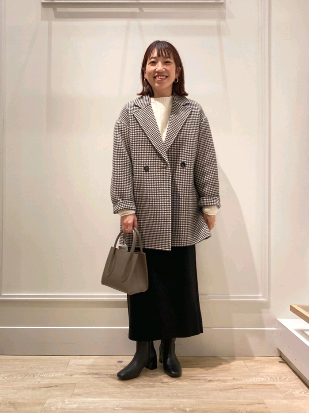 「オトナカジュアル、シンプル、休日スタイル、オトナ女子、ブーツスタイル、コート、チェスターコート、ショートブーツ、スカート、タイトスカート、ケーブルニット、チドリ柄、柄コート、スカートスタイル、アウターコーデ」｜「NOLLEY’Sのチェスターコート（チェスターコート、ベージュ系）」を使った、nol  komatsubaraさん（レディース・159cm）の秋コーディネートの1枚目の写真