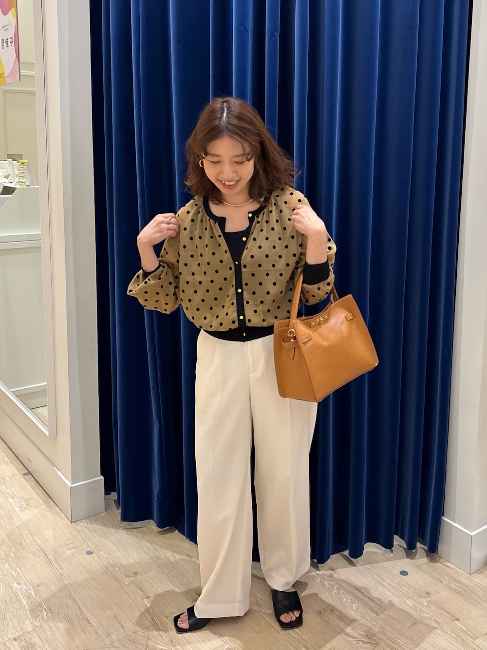 「ドット、カーディガン、カーディガンコーデ、シアー、パンツスタイル、ワイドパンツ、シンプルコーデ、キレイめ、オトナ女子、大人かわいい、オンオフ兼用、お出かけコーデ」｜「NOLLEY’Sのシアーフロッキードットクルーネックカーディガン（カーディガン/ボレロ、イエロー系）」を使った、nol  komatsubaraさん（レディース・159cm）の夏コーディネートの1枚目の写真