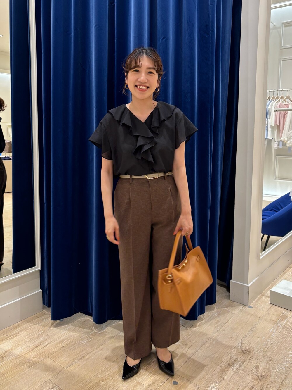「ブラウス、ブラウスコーデ、パンツスタイル、ワイドパンツ、フリル、フリルブラウス、ブラウン、キレイめ、オフィスカジュアル、オフィススタイル、オンオフ兼用、シンプルコーデ、大人女子、大人かわいい」｜「NOLLEY’Sの《セットアップ対応》ウォッシャブルドライトロピカルセミワイド美脚パンツ（その他パンツ、ブラウン系）」を使った、nol  komatsubaraさん（レディース・159cm）の春コーディネートの1枚目の写真