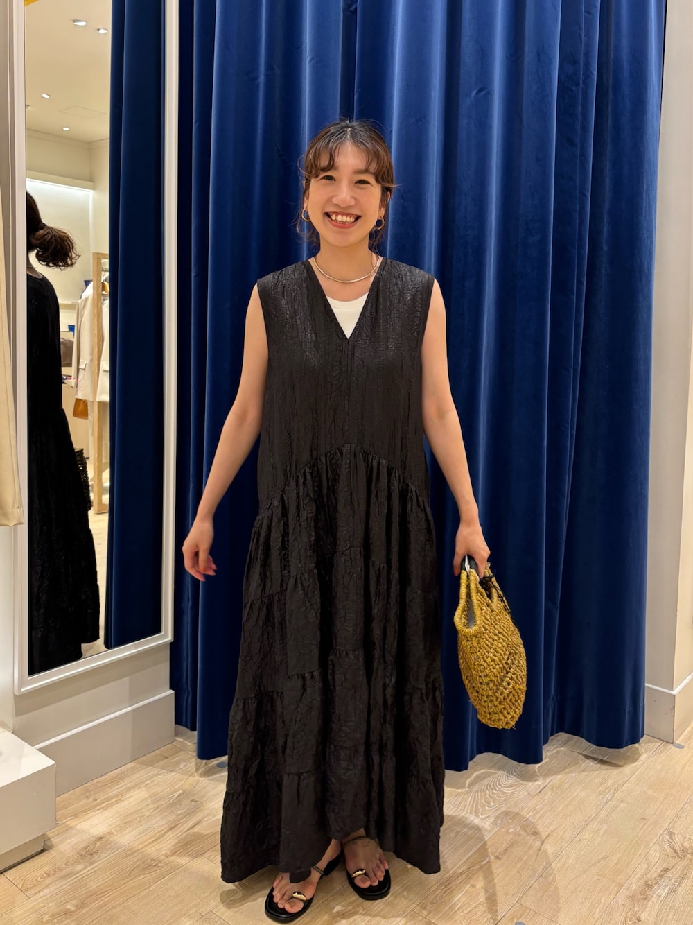 「ワンピース、ワンピーススタイル、ティアードワンピース、かごバッグ、サンダル、シンプルコーデ、大人カジュアル、大人女子、大人かわいい、きれいめカジュアル、休日コーデ、お出かけコーデ、夏コーデ」｜「NOLLEY’SのVネックボリュームワンピース（ワンピース、ブラック系）」を使った、nol  komatsubaraさん（レディース・159cm）の春コーディネートの1枚目の写真