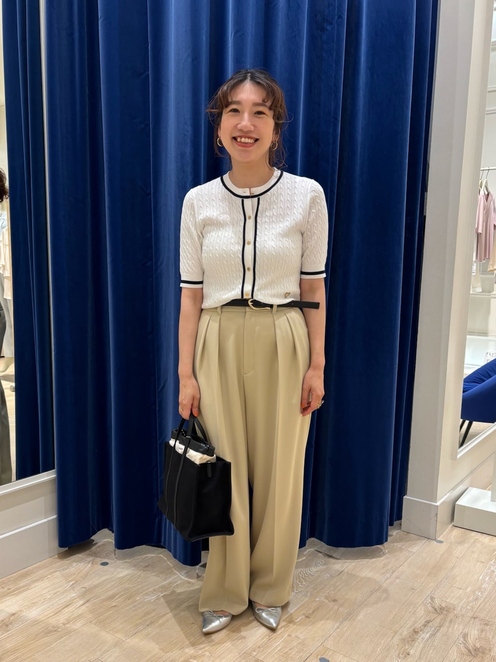 「パンツスタイル、ワイドパンツ、ニット、カーディガン、ケーブルニット、シンプルコーデ、キレイめ、きれいめカジュアル、大人カジュアル、大人コーデ、大人女子、お出かけコーデ、オンオフ兼用」｜「NOLLEY’Sの配色ケーブル半袖カーディガン（カーディガン/ボレロ、ホワイト系）」を使った、nol  komatsubaraさん（レディース・159cm）の春コーディネートの1枚目の写真
