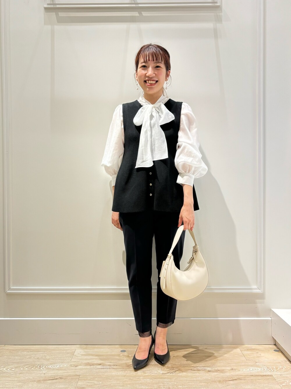 「セレモニー、ママコーデ、キレイめ、お出かけコーデ、ベスト、リボン、パンツスタイル、モノトーン、ブラウス、オトナ女子、オトナカワイイ、春、シア―ブラウス、パンプス、裾レース」｜「NOLLEY’Sの《手洗い可能》12G片畦ペプラムベスト（ベスト、ブラック系）」を使った、nol  komatsubaraさん（レディース・159cm）の冬コーディネートの1枚目の写真