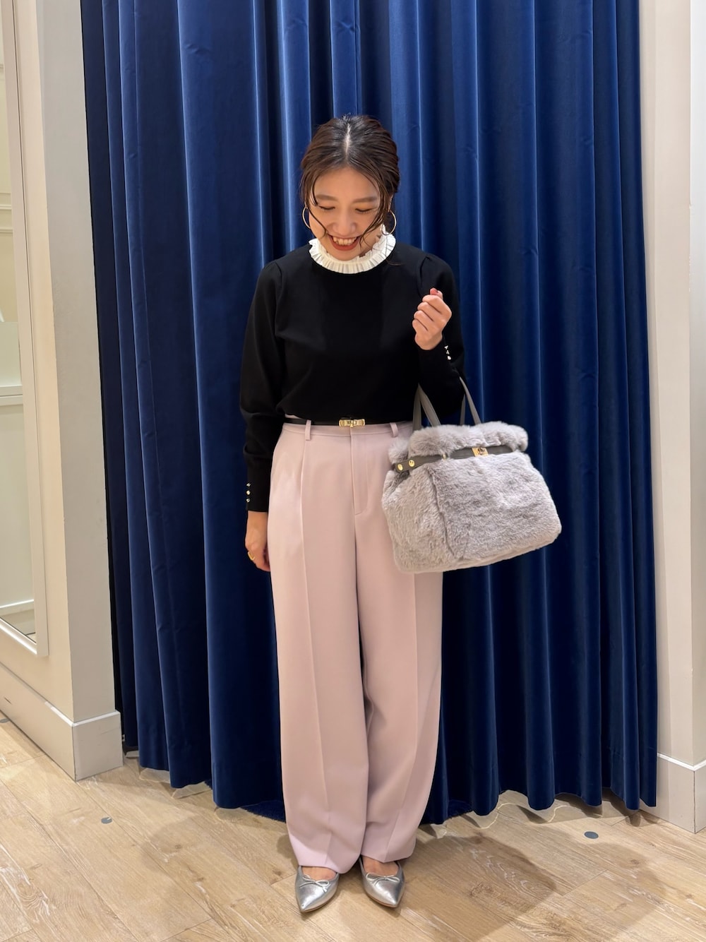 ピンク系のその他パンツ、ベージュ系のトートバッグ、ブラック系のニット/セーターを着用したレディースの秋コーディネートの1枚目の写真