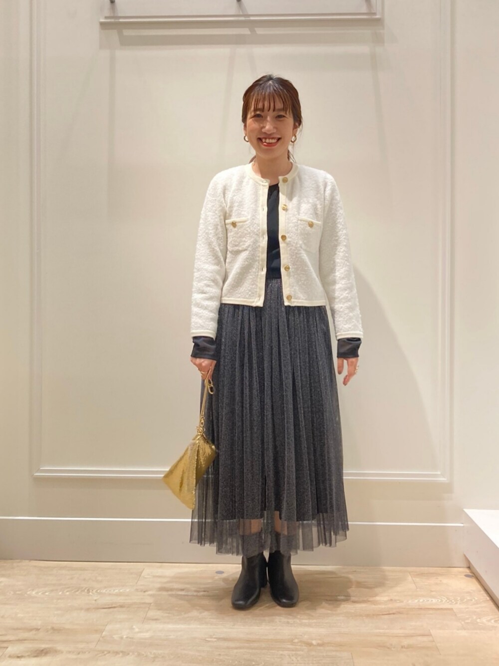 「お出かけコーデ、休日スタイル、オトナ女子、シンプル、シアートップス、モノトーンコーデ、ニットジャケット、チュールスカート、スカートスタイル、ブーツ、ラメ、キレイめ、メタルバッグ、ジャケットスタイル、スカート」｜「NOLLEY’Sの《手洗い可能》フワフワクルーネックジャケット（カーディガン/ボレロ、ホワイト系）」を使った、nol  komatsubaraさん（レディース・159cm）の秋コーディネートの1枚目の写真