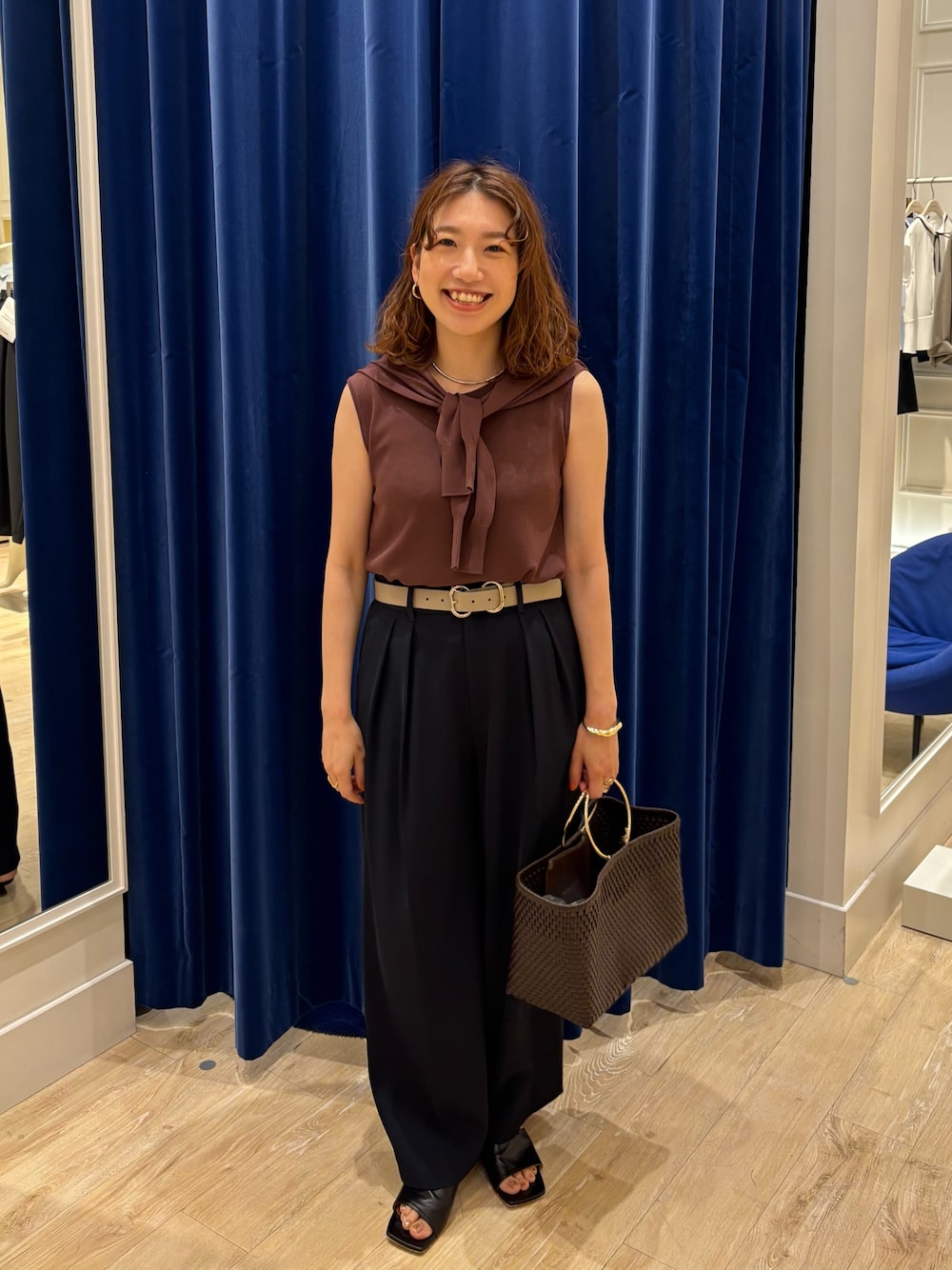 「ワイドパンツ、ニット、アンサンブル、ブラウン、シンプルコーデ、大人コーデ、大人女子、キレイめ、オンオフ兼用、夏コーデ、ノースリーブ」｜「SANRAMIの【SANRAMI/サンラミ】【松葉☆別注アイテム】リングハンドルメルカドバッグ（かごバッグ、ブラウン系）」を使った、nol  komatsubaraさん（レディース・159cm）の夏コーディネートの1枚目の写真