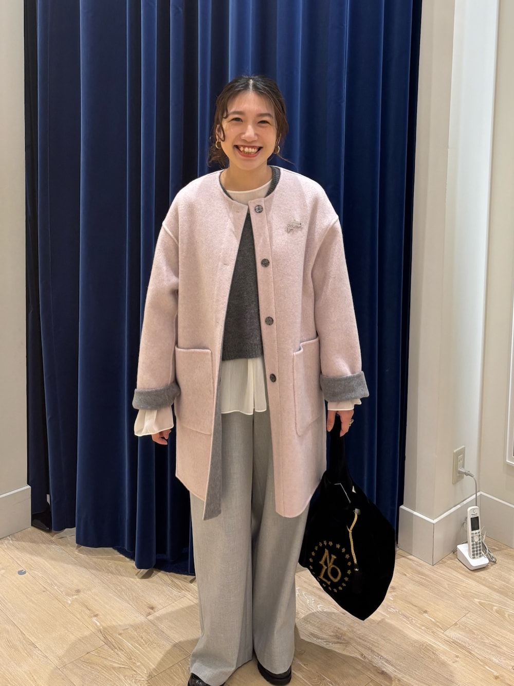 グレー系のノーカラーコート、グレー系のニット/セーター、グレー系のその他パンツを着用したレディースの秋コーディネートの1枚目の写真