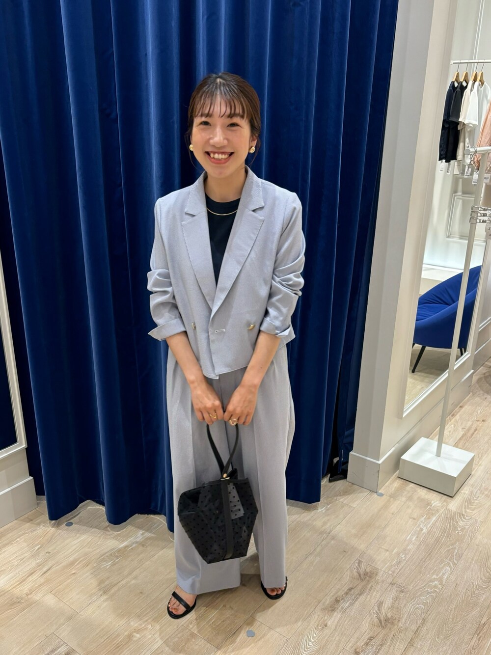 ブルー系のTシャツ/カットソー、ブルー系のテーラードジャケット、ブルー系のその他パンツを着用したレディースの春コーディネートの1枚目の写真