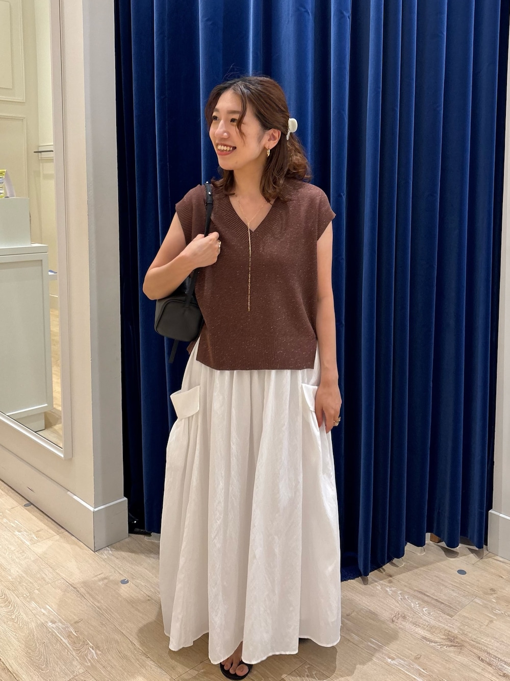 「スカート、スカートスタイル、ニット、ニットベスト、シンプルコーデ、お出かけコーデ、大人カジュアル、大人コーデ、大人女子、きれいめカジュアル、白スカート」｜「NOLLEY’Sの《セットアップ対応》リンクルタイプライターポケ付きスカート（スカート、ホワイト系）」を使った、nol  komatsubaraさん（レディース・159cm）の夏コーディネートの1枚目の写真
