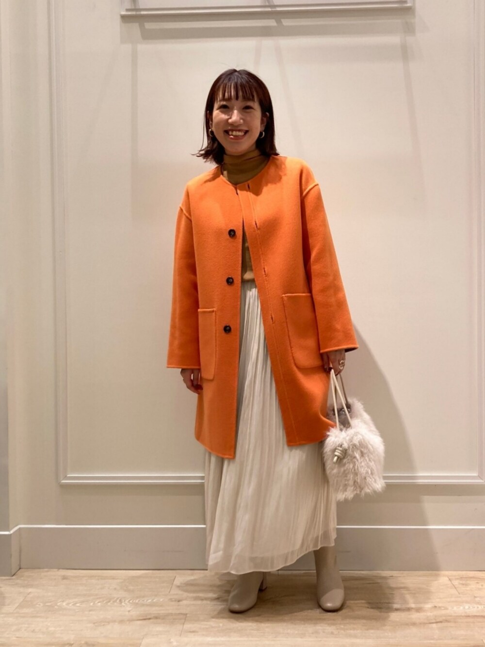 「コート、リバーシブル、コートスタイル、シンプル、スカート、プリーツスカート、ハイネック、ニット、オトナ女子、ブーツスタイル、ショートブーツ、休日スタイル、キレイめ、秋冬コーデ、カラーコート」｜「NOLLEY’Sのリバーシブルハーフコート（ノーカラーコート、イエロー系）」を使った、nol  komatsubaraさん（レディース・159cm）の秋コーディネートの1枚目の写真