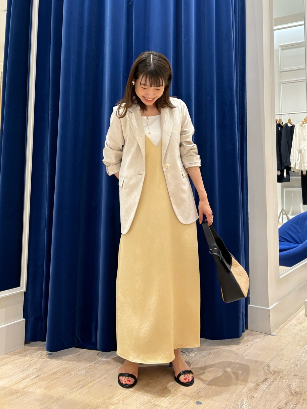 「ワンピース、キャミワンピ、ジャケット、ジャケット×ワンピース、休日スタイル、ラクチンコーデ、お出かけコーデ、きれいめカジュアル、オトナカジュアル、オトナ女子、サンダル、かごバッグ、夏コーデ、麻混、シンプル」｜「NOLLEY’Sのウォッシャブルサテンキャミワンピース（ワンピース、イエロー系）」を使った、nol  komatsubaraさん（レディース・159cm）の春コーディネートの1枚目の写真