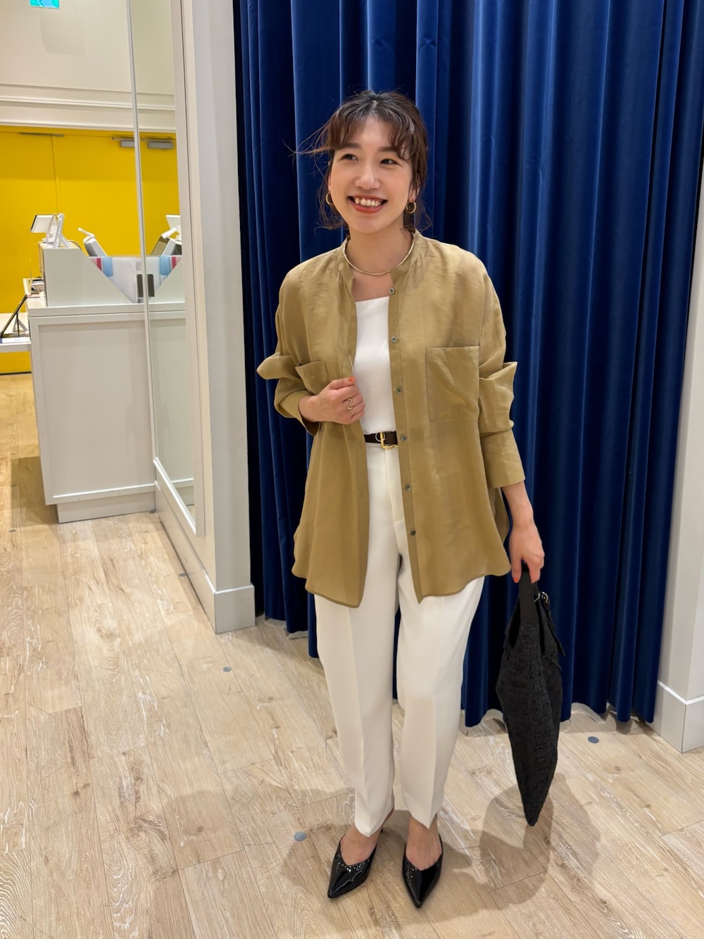 「シャツ、シャツスタイル、パンツスタイル、テーパードパンツ、シンプルコーデ、羽織り、ラミー、白パンツ、大人カジュアル、大人コーデ、大人女子、きれいめカジュアル、お出かけコーデ、休日スタイル、オンオフ兼用」｜「NOLLEY’Sのウォッシャブル防しわスパンツイルツータックテーパードパンツ（その他パンツ、ホワイト系）」を使った、nol  komatsubaraさん（レディース・159cm）の春コーディネートの1枚目の写真