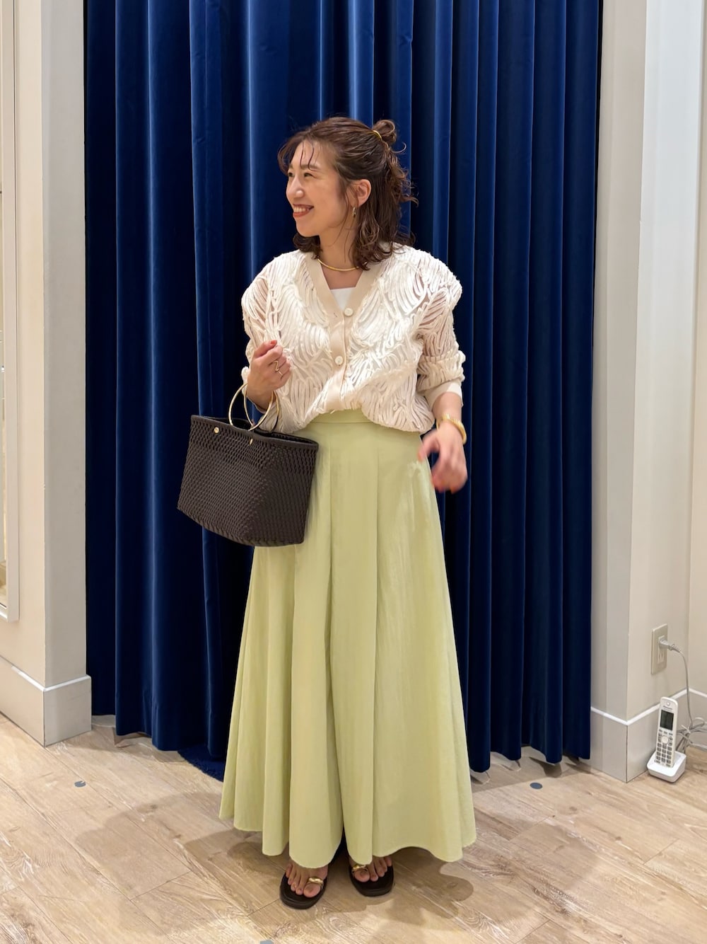 「カーディガン、カーディガンコーデ、チュール刺繍、スカート、スカートスタイル、ロングスカート、シンプルコーデ、お出かけコーデ、きれいめカジュアル、オトナカジュアル、オトナ女子、大人かわいい、大人カジュアル、甘めカジュアル」｜「SANRAMIの【SANRAMI/サンラミ】【松葉☆別注アイテム】リングハンドルメルカドバッグ（かごバッグ、ブラウン系）」を使った、nol  komatsubaraさん（レディース・159cm）の夏コーディネートの1枚目の写真