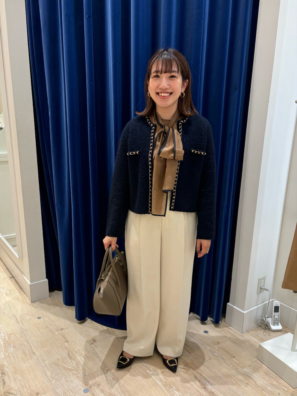 「お出かけコーデ、キレイめ、ニットジャケット、カーディガン、パンツスタイル、ワイドパンツ、オフィスカジュアル、オンオフ兼用、シンプルコーデ、ボウタイブラウス、休日スタイル、秋コーデ、羽織り、秋カラー」｜「NOLLEY’Sの＜飯豊まりえさん着用＞チェーンブレードフワフワジャケット 24AW（カーディガン/ボレロ、ブルー系）」を使った、nol  komatsubaraさん（レディース・159cm）の秋コーディネートの1枚目の写真