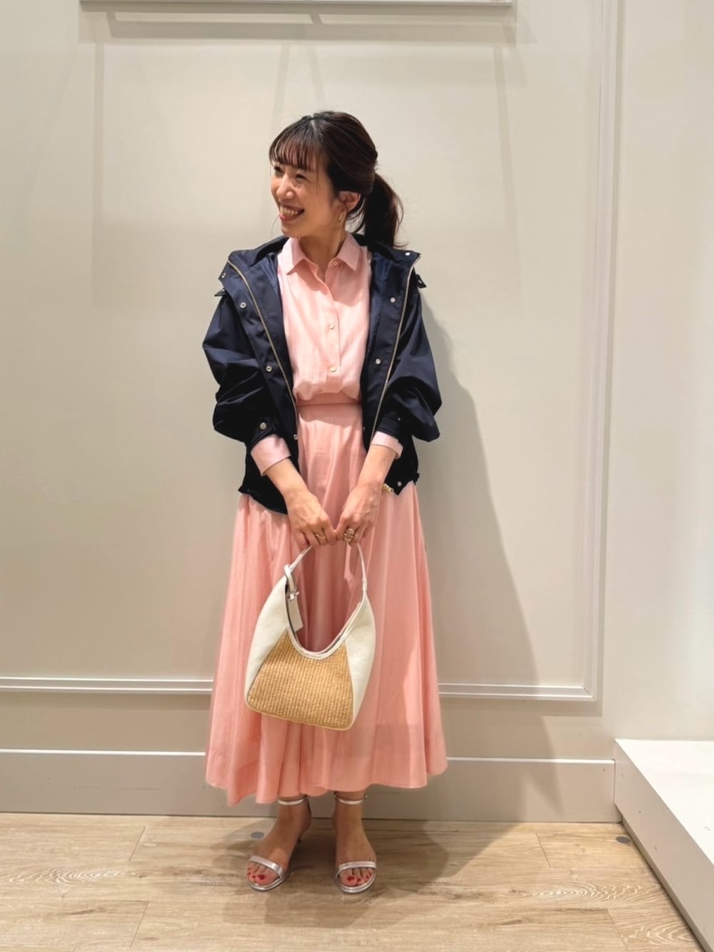 「シンプル、休日スタイル、シャツスタイル、スカート、シアーシャツ、セットアップ、マウンテンパーカー、ピンク、春コーデ、サンダル、オトナ女子、オトナカジュアル、お出かけコーデ、春アウター、オンオフ兼用」｜「NOLLEY’S Sophiの《セットアップ対応》シアーローン2WAYシャツ（シャツ/ブラウス、ピンク系）」を使った、nol  komatsubaraさん（レディース・159cm）の春コーディネートの1枚目の写真