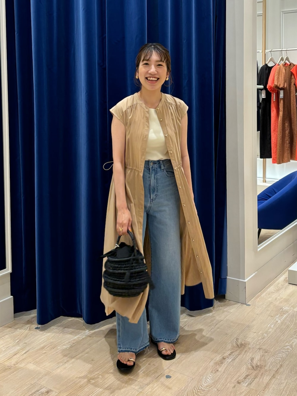「ワントーンコーデ、ワンピース、デニム、パンツスタイル、お出かけコーデ、休日スタイル、きれいめカジュアル、オトナカジュアル、オトナ女子、サンダル、かごバッグ、ニットキャミソール、羽織りワンピース、シンプルコーデ、初夏コーデ」｜「NOLLEY’Sの総針オトナタンクトップ（タンクトップ、ホワイト系）」を使った、nol  komatsubaraさん（レディース・159cm）の春コーディネートの1枚目の写真