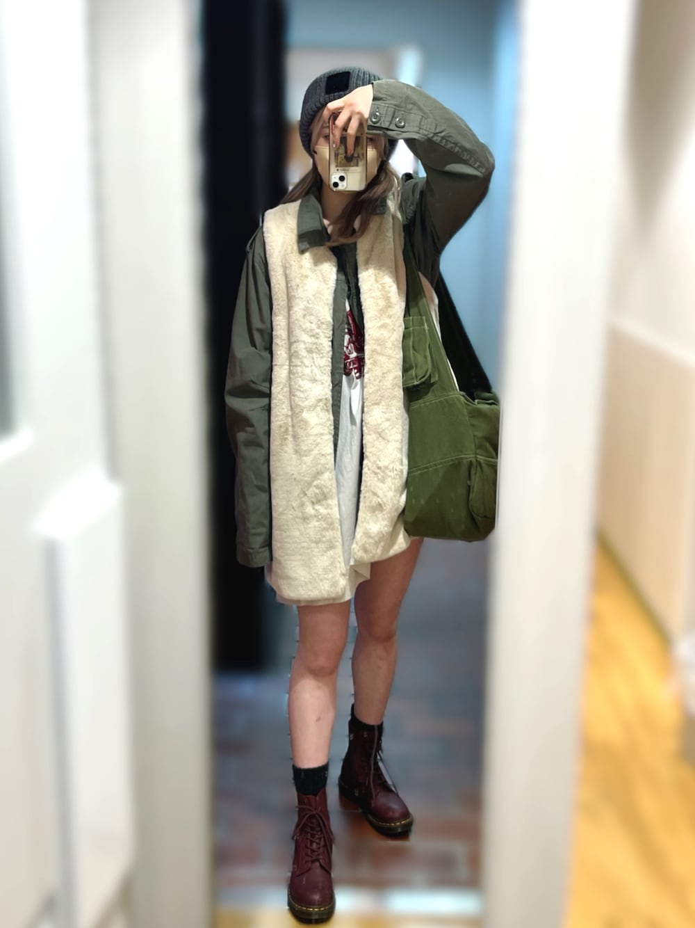 「カジュアル、メンズライク、ニット帽、ビーニー、Dr.Martens、ショートブーツ、カーキ、ファーベスト、オニツカタイガー、ZOZOTOWN掲載、shein、おしゃれさんと繋がりたい、いいね返し」｜「sheinのアイテム（トートバッグ、グリーン系）」を使った、あかりさん（レディース・160cm）の冬コーディネートの1枚目の写真