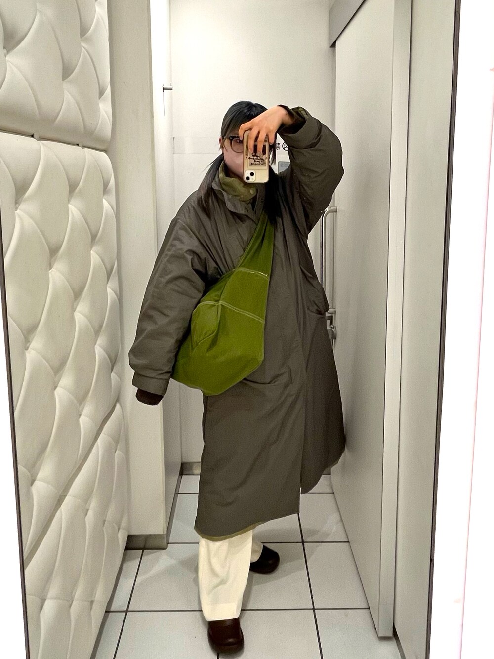 「冬コーデ、ロングコート、キルティングコート、メガネ女子、moussy、ZOZOTOWN掲載、shein、カラーコーデ、ストリート、トートバッグ、カーキ、ビッグシルエット」｜「sheinのアイテム（トートバッグ、グリーン系）」を使った、あかりさん（レディース・160cm）の冬コーディネートの1枚目の写真