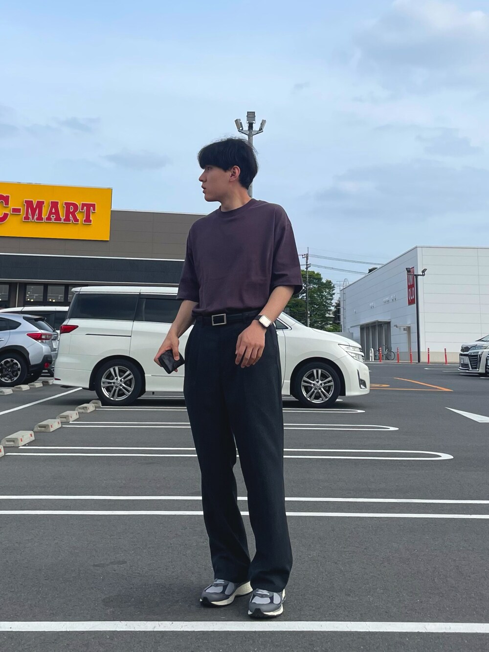 「お出かけコーデ日記、初夏コーデ、夏コーデ、休日スタイル、カジュアルコーデ、カジュアル、シンプルコーデ、ラフ、プチプラ、Tシャツ、スニーカー、ワイドパンツ、タックイン」｜「WYM LIDNMのHEAVY WEIGHT BASIC BIG-TEE（Tシャツ/カットソー、ブラウン系）」を使った、しばおさん（メンズ・176cm）の春コーディネートの1枚目の写真