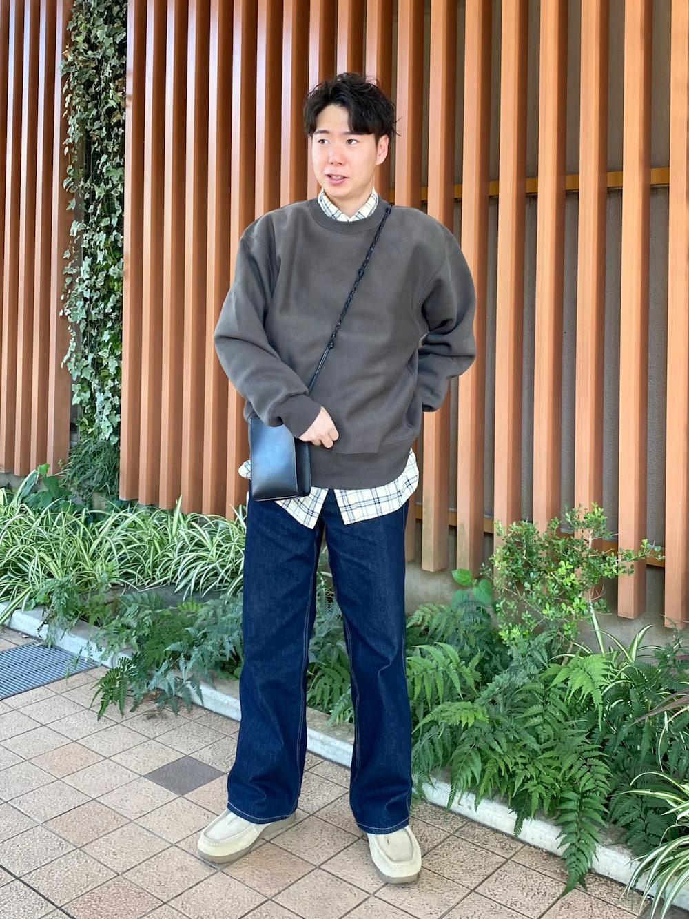 「ファッションを楽しもう、今日のコスメと服、デニム、モカシン、スウェット、レイヤードスタイル、チェック、古着MIX、ショルダーバッグ、ミニバッグ、プチプラ、きれいめカジュアル、ワイドデニム、休日スタイル、お出かけコーデ」｜「UNIQLOのアイテム（パンツ、ブルー系）」を使った、しゅんたさん（メンズ・172cm）の秋コーディネートの1枚目の写真