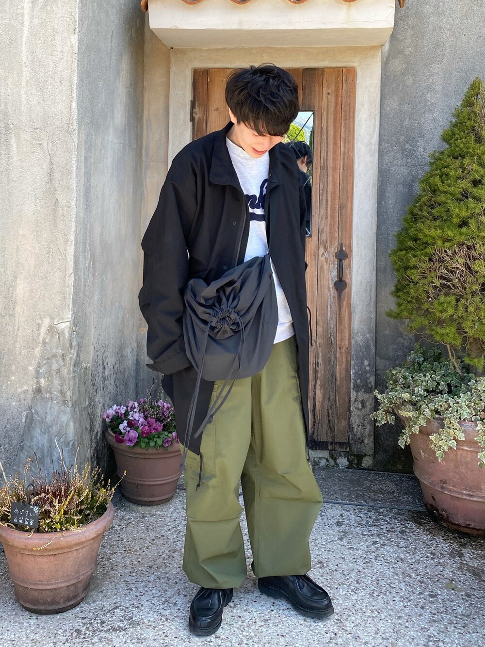 「春服デビュー宣言、カーゴパンツ、古着MIX、古着コーデ、ミリタリー、モッズコート、春服みてみて、ショルダーバッグ、ロングコート、春アウター、GU、ストリート、休日スタイル、きれいめカジュアル、UNIQLO U」｜「GUのアイテム（パンツ、グリーン系）」を使った、しゅんたさん（メンズ・172cm）の春コーディネートの1枚目の写真