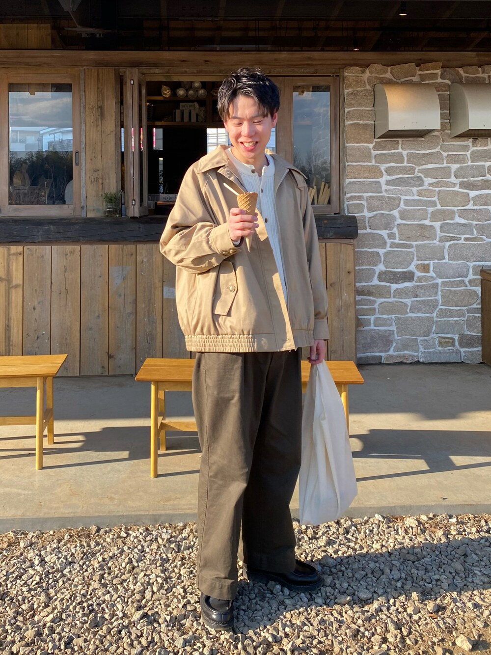 グリーン系のパンツ、ホワイト系のカーディガン/ボレロ、ブラック系のその他シューズを着用したメンズの冬コーディネートの1枚目の写真