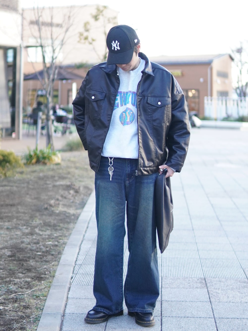 「真冬のあったかスタイル、レザージャケット、レザー、デニム、革靴、ハンドバッグ、キャップ、スウェット、古着MIX、きれいめカジュアル、デートコーデ、休日スタイル、ロゴスウェット、冬コーデ、冬アウター」｜「WETTEMPTのOVER DYED WIDE DENIM PANTS /オーバーダイワイドデニムパンツ（デニムパンツ、ブルー系）」を使った、しゅんたさん（メンズ・172cm）の冬コーディネートの1枚目の写真