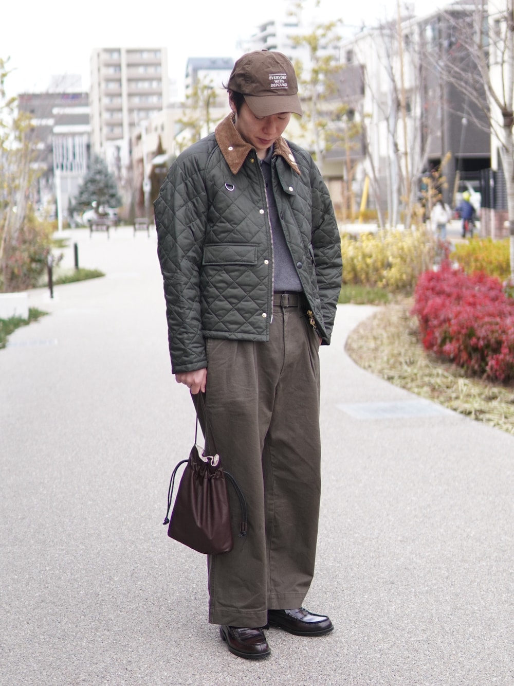 「barbour、ローファー、プチプラ、アースカラー、ワントーンコーデ、淡色コーデ、キャップ、キルティング、キルティングジャケット、ミニバッグ、きれいめカジュアル、ワイドパンツ、巾着バッグ、レイヤードスタイル、真冬のあったかスタイル」｜「HARUTAのHARUTA　ハルタ　人工ローファー　3E　6550（ローファー、ブラウン系）」を使った、しゅんたさん（メンズ・172cm）の冬コーディネートの1枚目の写真