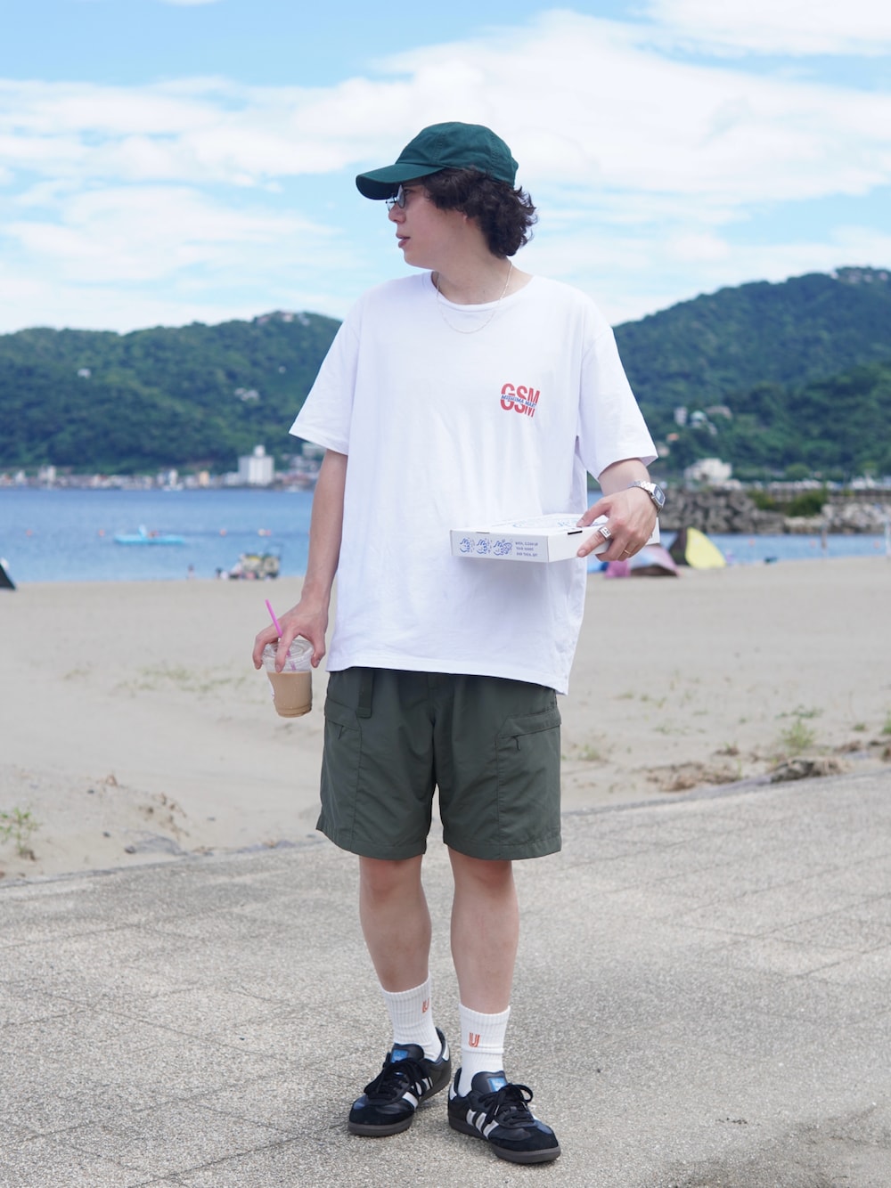「ハーフパンツ、きれいめカジュアル、キャップ、アウトドアスタイル、スニーカー、プチプラ、韓国ファッション、夏コーデ、サングラス、白Tシャツ、ロゴT、海、ビッグシルエット、休日スタイル、アツいコーデ全部見せ」｜「JOURNAL STANDARDの【ZOZO限定】MISHIMA MART S/S TEE2 / プリントTシャツ（Tシャツ/カットソー、ホワイト系）」を使った、しゅんたさん（メンズ・172cm）の夏コーディネートの1枚目の写真