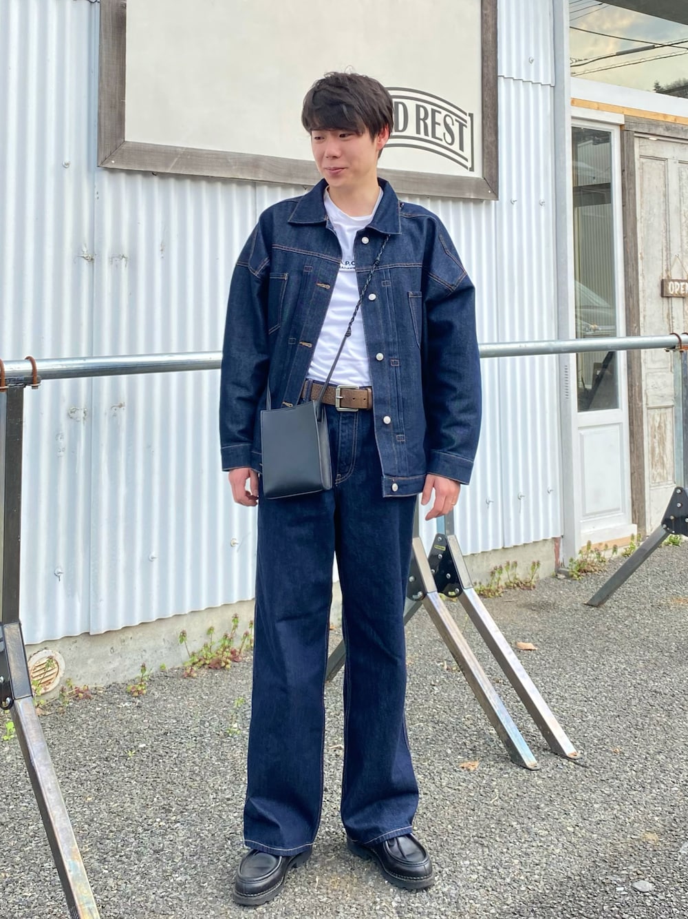 「セットアップ、デニムジャケット、バギーパンツ、ワイドデニム、ワイドパンツ、スクエアバッグ、ショルダーバッグ、ロゴT、デニム、きれいめカジュアル、韓国ファッション、ビッグシルエット、シンプルコーデ、タックイン、いまどきジャケット写真」｜「UNIQLOのアイテム（パンツ、ブルー系）」を使った、しゅんたさん（メンズ・172cm）の春コーディネートの1枚目の写真