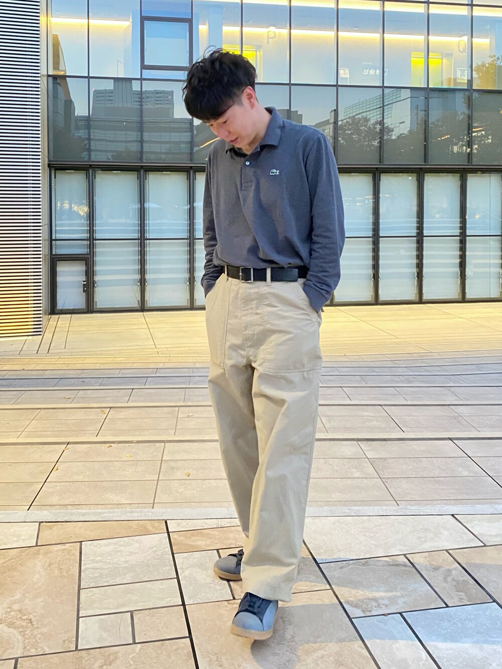 「ファッションを楽しもう、今日のコスメと服、ポロシャツ、チノパン、スニーカー、プチプラ、お出かけコーデ、きれいめカジュアル、グレー、シンプルコーデ、休日スタイル、スタンスミス、冬コーデ、ビッグシルエット、秋コーデ」｜「GUのアイテム（パンツ、ベージュ系）」を使った、しゅんたさん（メンズ・172cm）の秋コーディネートの1枚目の写真