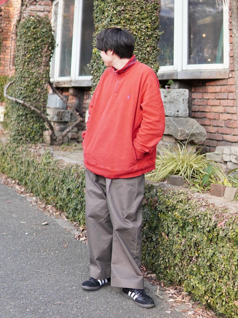 「赤、古着MIX、ハーフジップ、ワイドパンツ、スニーカー、シンプルコーデ、ビッグシルエット、お出かけコーデ、休日スタイル、スウェット、ストリート、プチプラ、ビビッドカラー、サンバ、スラックス」｜「adidasのサンバ ADV [SAMBA ADV] / アディダスオリジナルス adidas Originals スニーカー（スニーカー、ブラック系）」を使った、しゅんたさん（メンズ・172cm）の冬コーディネートの1枚目の写真