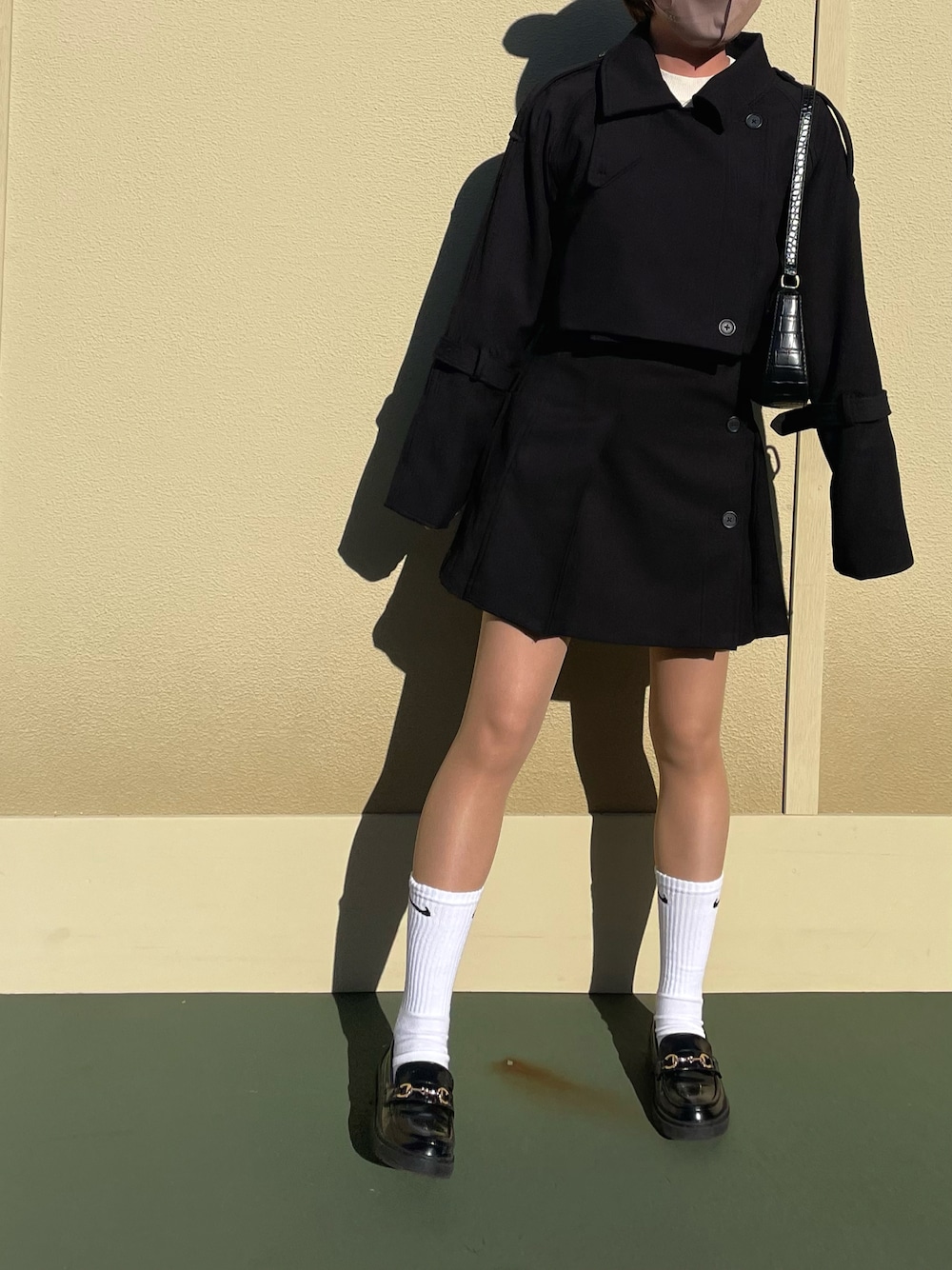 「ほめられ本命コーデ、トレンチコート、トレンチスカート、ショートトレンチ、セットアップ、セットアップスタイル、春服、ディズニーコーデ、モノトーン、mavimoon、NIKE、いいね、save、フォローお願いします🤑」｜「mavimoonのアイテム（トレンチコート、ブラック系）」を使った、miioo2さん（レディース・161cm）の冬コーディネートの1枚目の写真