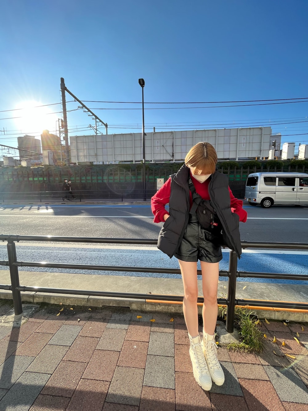 「ootd、お洒落さんとつながりたい、converse、コンバース、TOMMY HILFIGER、GU、GRL、ダウンベスト、レザーショートパンツ、赤コーデ、いいね、save、フォローお願いします🤑」｜「CONVERSEの《CONVERSE》ALLSTAR 100 CHUNK Z SHIN-HI（スニーカー、ホワイト系）」を使った、miioo2さん（レディース・161cm）の冬コーディネートの1枚目の写真