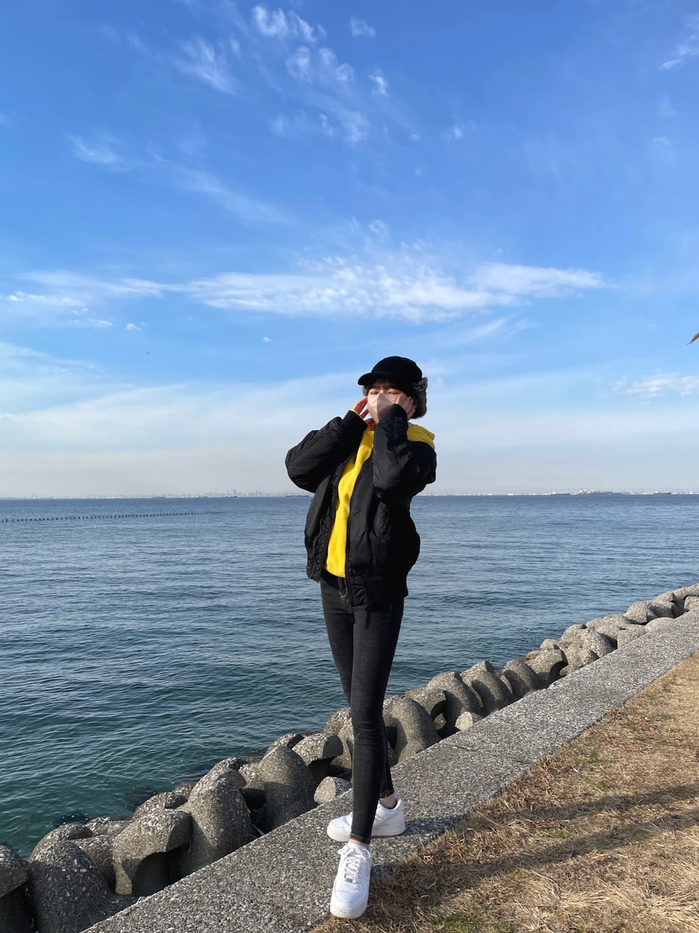 「ootd、alpha、TOMMY HILFIGER、NIKE」｜「NIKEの【NIKE】WMNS AIR FORCE 1 '07 エアフォースワン（スニーカー、ホワイト系）」を使った、miioo2さん（レディース・161cm）の冬コーディネートの1枚目の写真