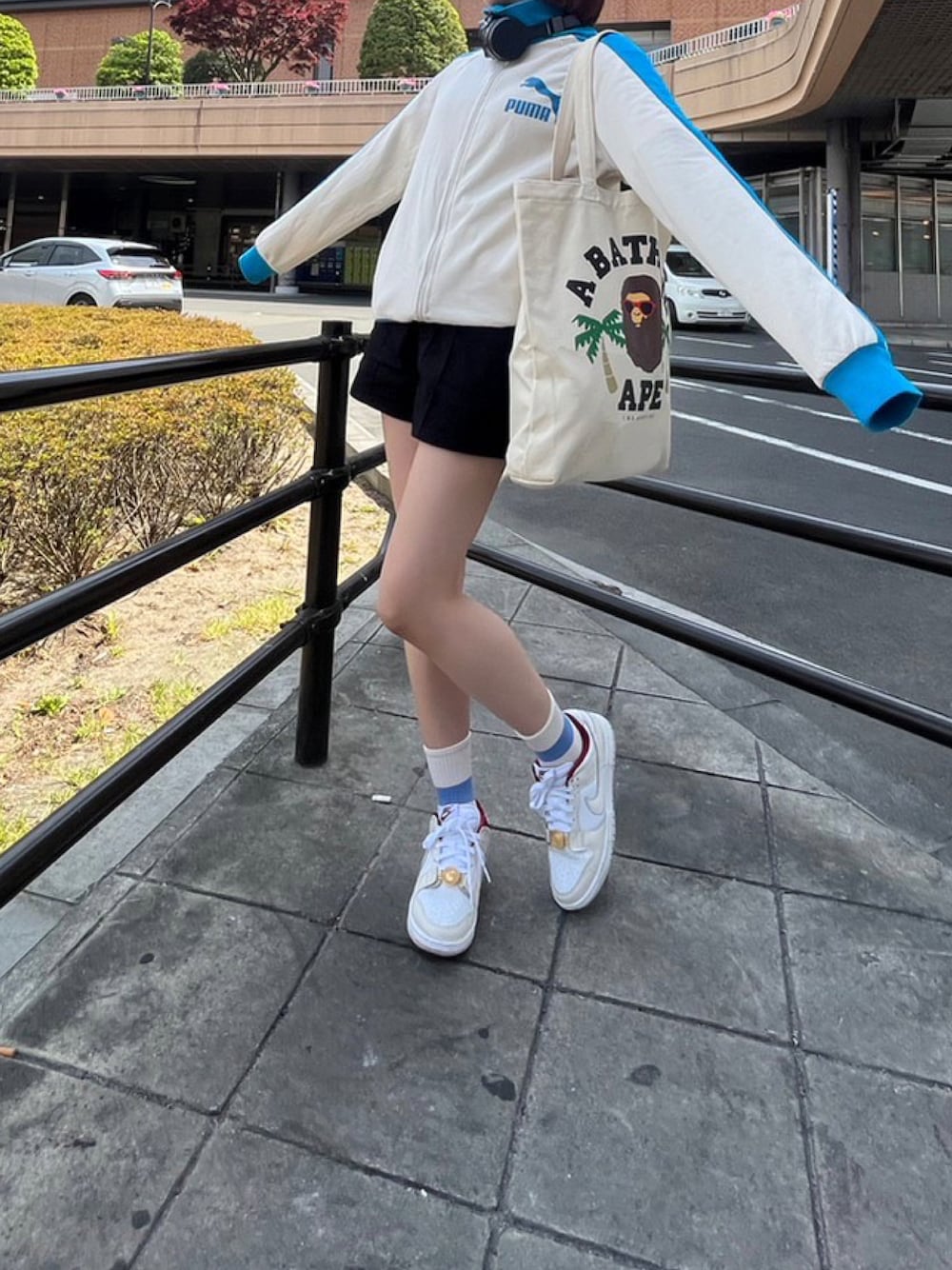 「ＧＷ、休日コーデ、トラックジャケット、ヘッドホン、トラックジャケットコーデ、スニーカーコーデ、PUMA、GRL、abathingape、NIKE、ootd、お洒落さんとつながりたい、いいね、save、フォローお願いします🤑」｜「A BATHING APEのアイテム（トートバッグ、ホワイト系）」を使った、miioo2さん（レディース・161cm）の春コーディネートの1枚目の写真