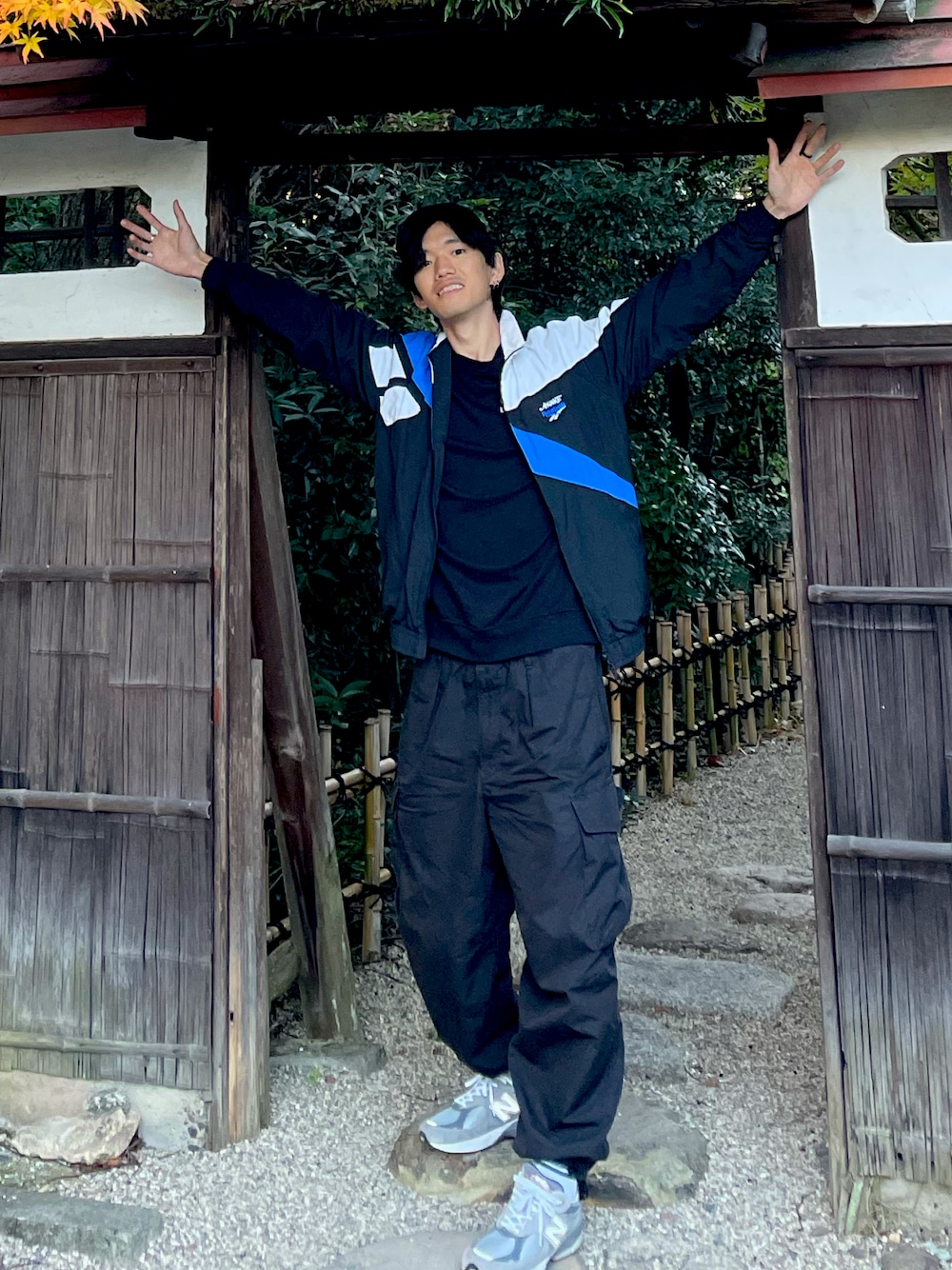 「日本庭園」｜「NEW BALANCEのアイテム（スニーカー、グレー系）」を使った、megukawahamaさん（メンズ・173cm）の春コーディネートの1枚目の写真
