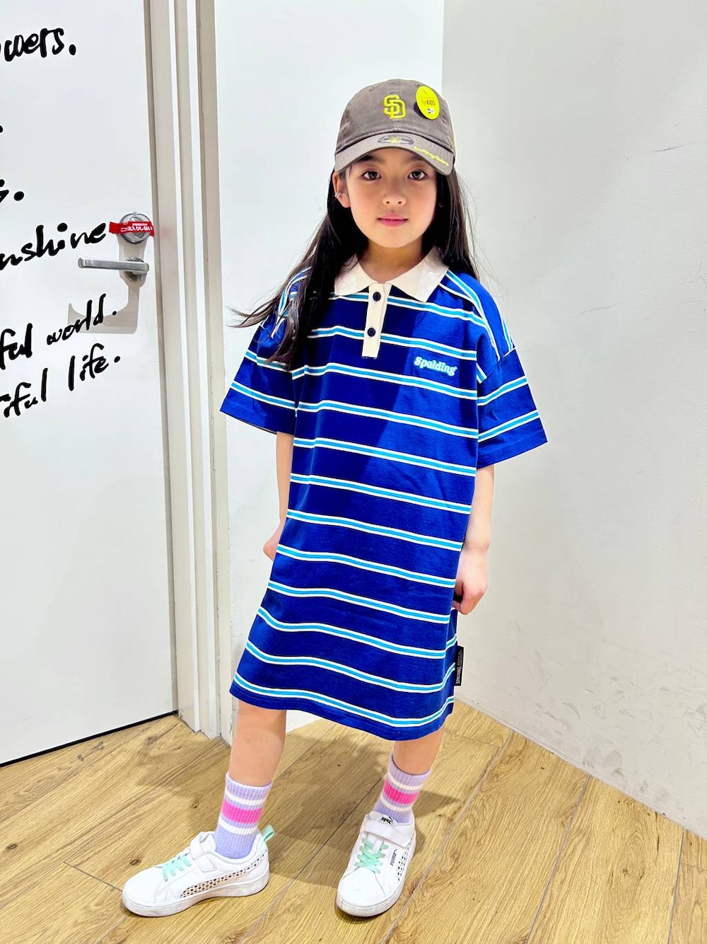 「ボーダー、キッズ、キッズ服、ワンピース」｜「NEW ERAの【NEW ERA（ニューエラ）】別注VISORロゴキャップ(KIDS)（キャップ、ブラウン系）」を使った、ゆあんさん（キッズ・123cm）の春コーディネートの1枚目の写真