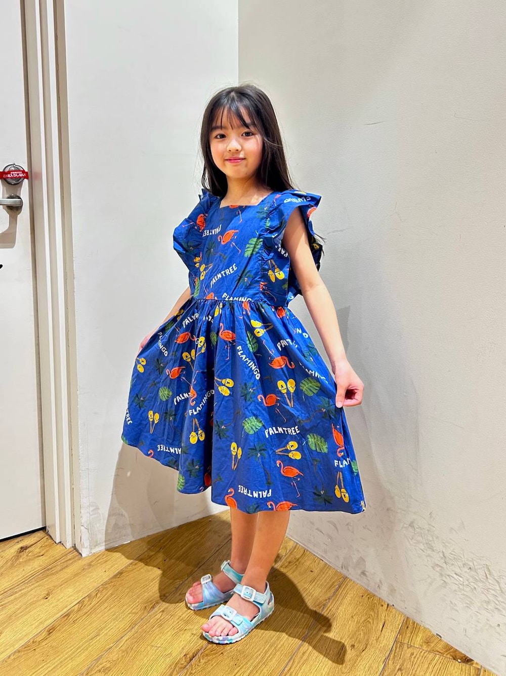 「ワンピース、キッズ服、キッズ、サンダル」｜「BAYFLOWの[ポケット付き☆]リゾート柄ワンピース(KIDS)（ワンピース、ブルー系）」を使った、ゆあんさん（キッズ・123cm）の春コーディネートの1枚目の写真